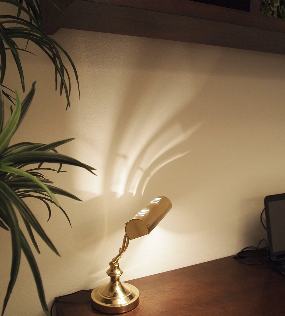 真鍮製のランプから洩れる明かりがムードを演出してくれます。