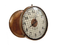 文字盤に網掛けがしてあるインダストリアルテイストの時計