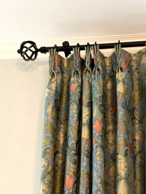 ウィリアム・モリスのカーテンとアイアン装飾レール