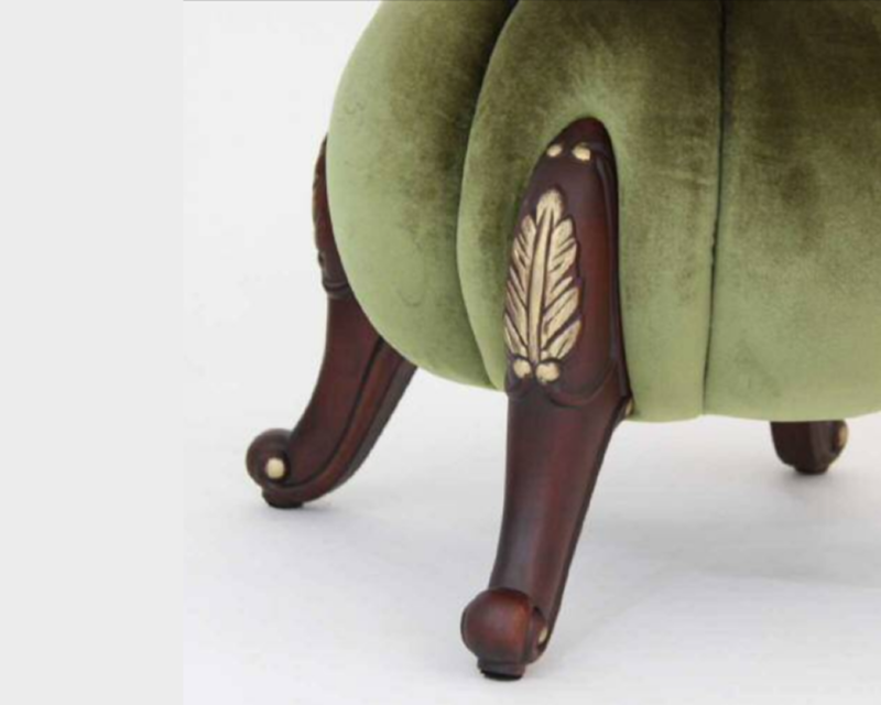 茶色の脚とグリーンの座面のパンプキン型のスツール